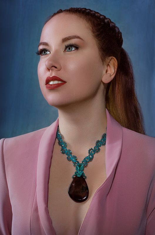 Женский портрет, девушка, портрет, украшения, female portrait, jewelry  Looking Up фото превью