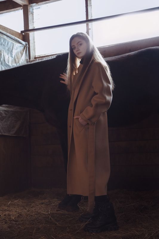 Девушка портрет конюшня лошадь фотопортрет красивая   фото превью