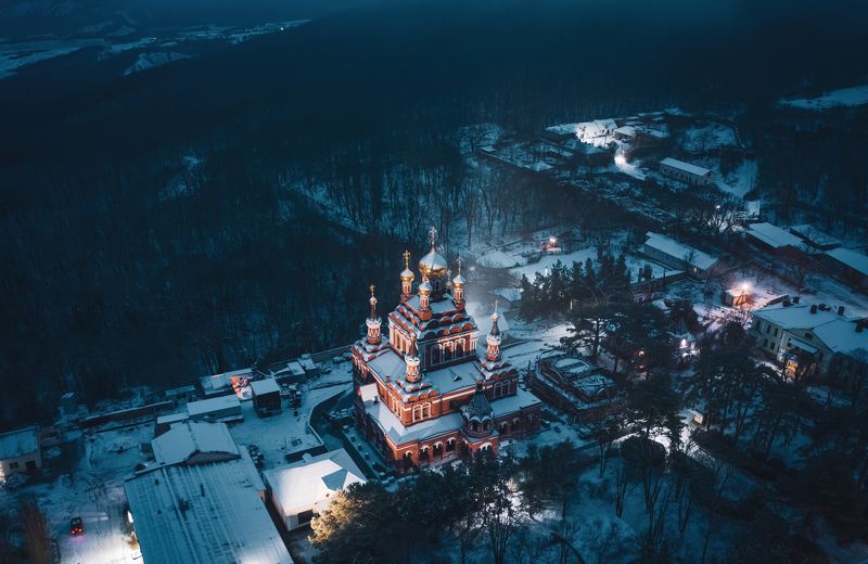 Топло́вский Свя́то-Тро́ице-Параске́виевский монасты́рь — женский монастырь, расположенный в окрестностях села Тополевка, расположенного на Феодосийском шоссе в Крыму фото превью