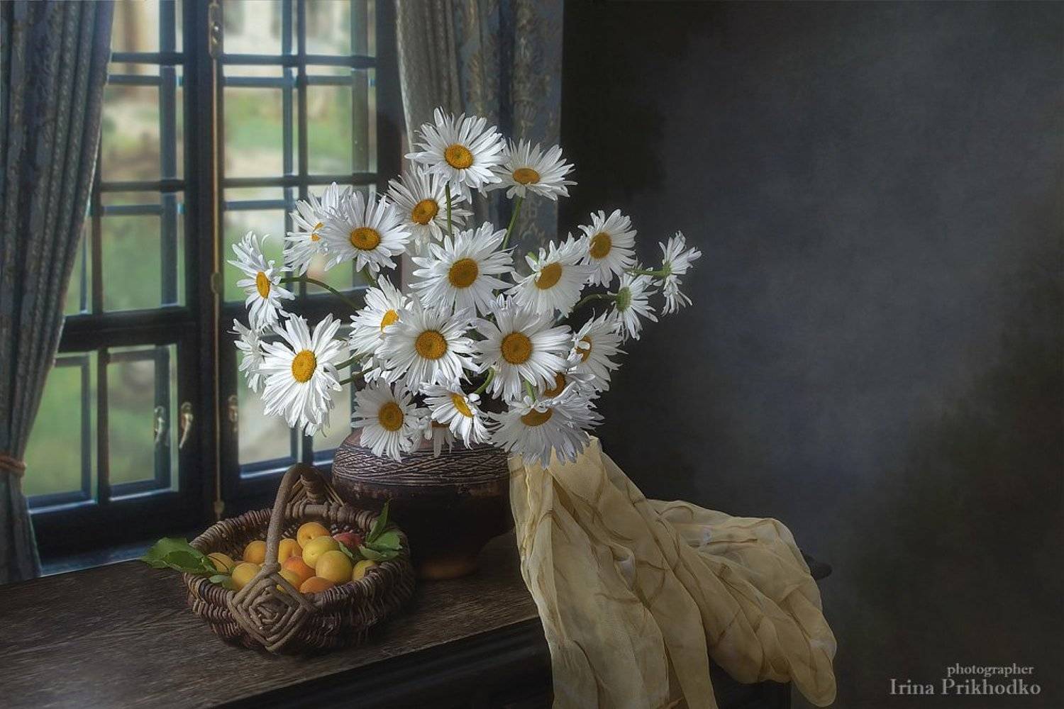 натюрморт, лето, цветы, фрукты, ромашки, букеты, абрикосы, художественное фото, Ирина Приходько