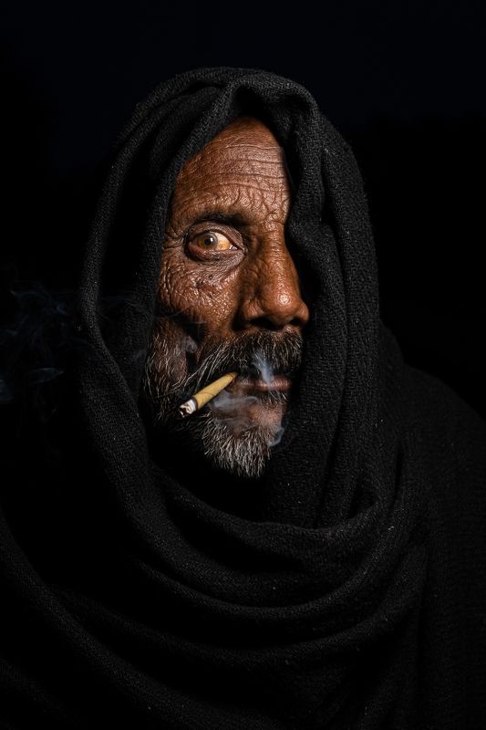 portrait smoking life style Please don\'t retouch my wrinkles. It took me so long to earn them.  Anna Magnani фото превью
