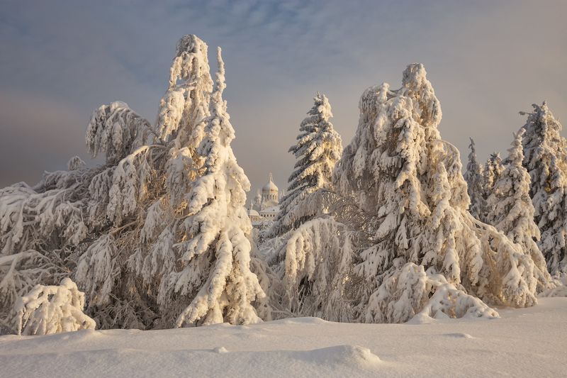 2021, россия, пермский край, белогорье, белая гора, зима, снег, церковь, изморозь, небо, облака, монастырь, январь, пейзаж, урал, лес, сочельник Зимняя сказка фото превью