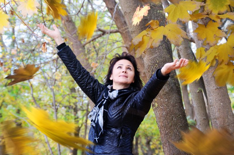 осень, листопад, клен, женщина, желтые, листья, fall, yellow, leaves, falling Тихо льётся с клёнов листьев медь... фото превью