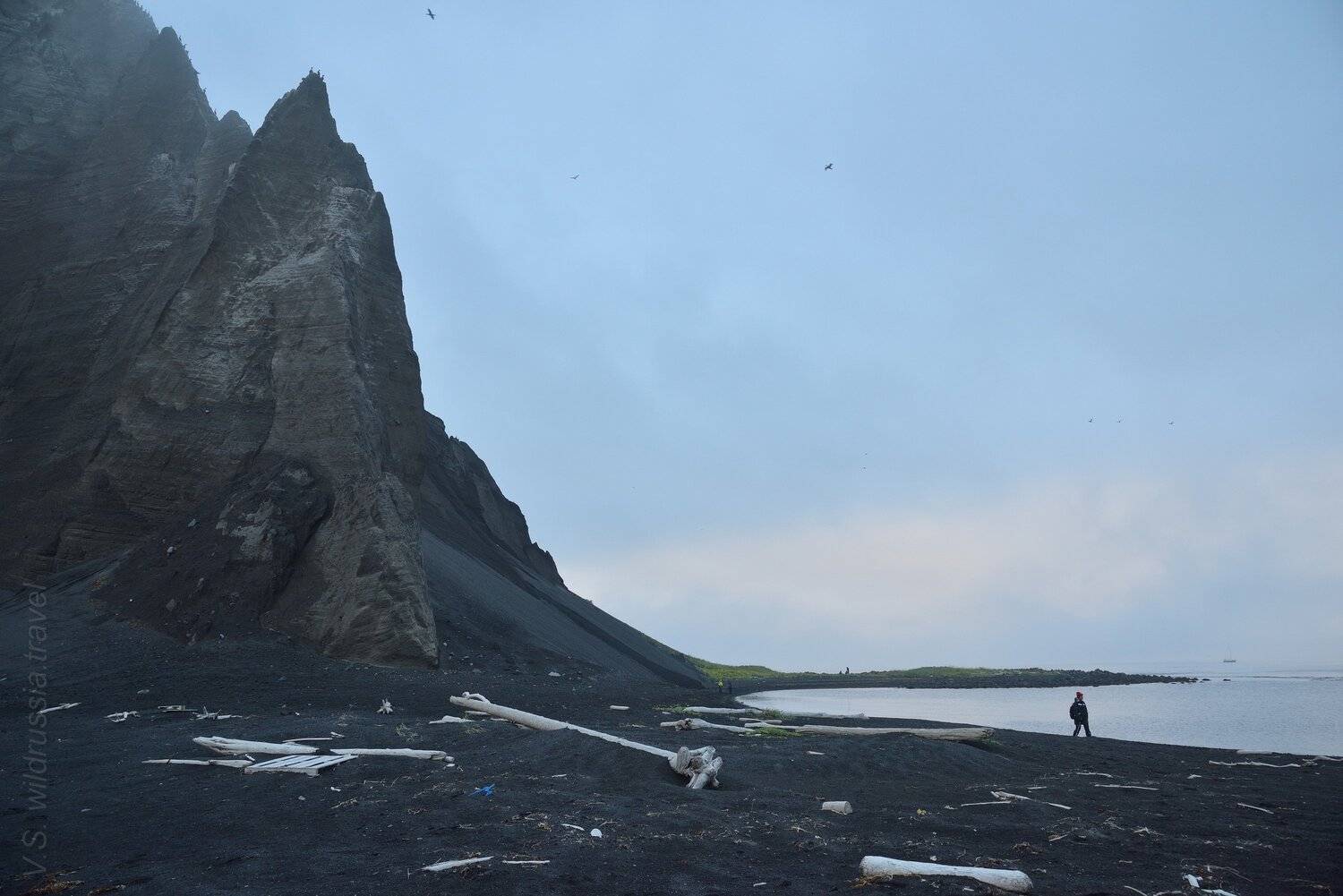 Курилы, Курильские острова, Камчатка, путешествие, экспедиция, туризм, вулкан, утёс, вечер, мордор, шагнивнеизведанное, берег, пляж, Владимир Столяров