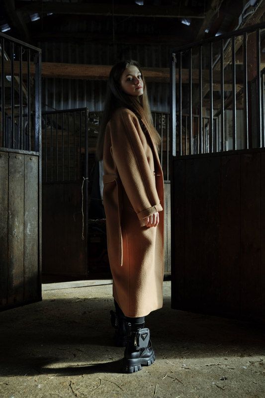 Девушка портрет конюшня лошадь фотопортрет красивая   фото превью