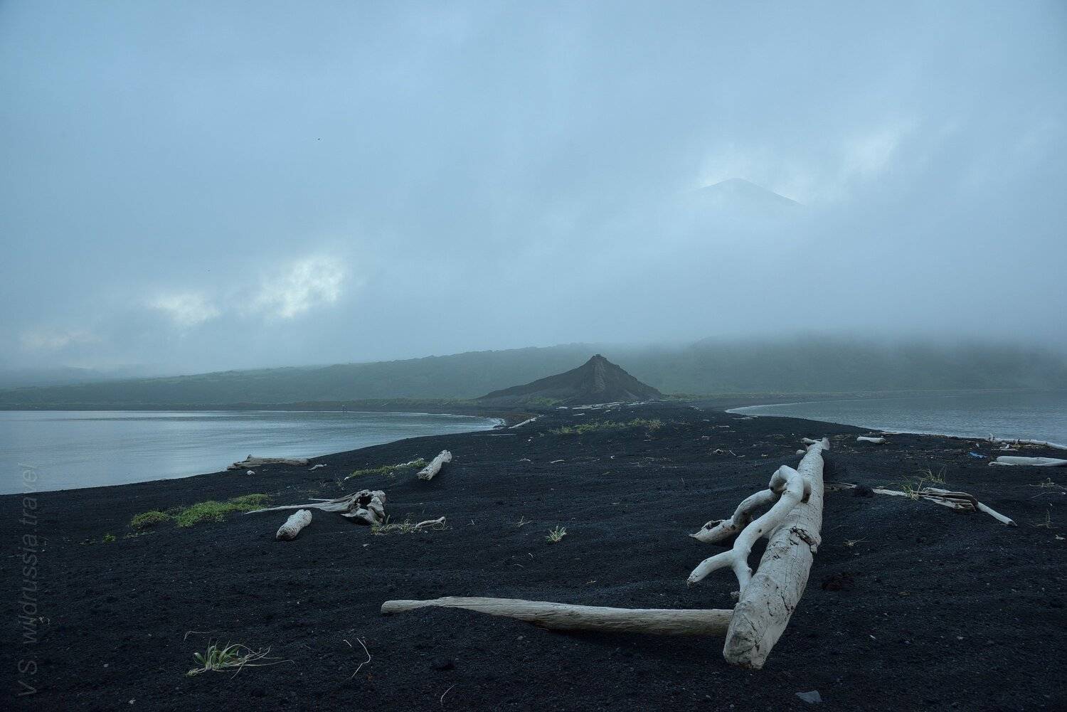 Курилы, Курильские острова, Камчатка, путешествие, экспедиция, туризм, вулкан, вечер, мордор, шагнивнеизведанное, берег, пляж, Владимир Столяров
