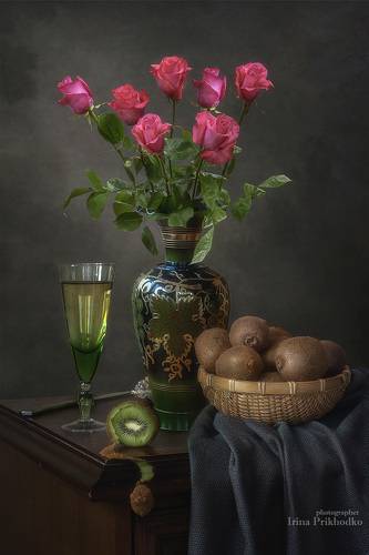 Натюрморт с розами и киви