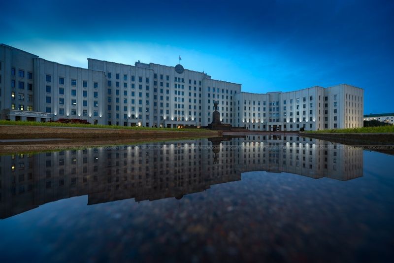 книга владыка моря, артем мирный, белоруссия, беларусь, искусство, art, artyom mirniy, belarus, городской пейзаж, отражение, администрация Дом Советов. Город Могилёв (Беларусь) фото превью