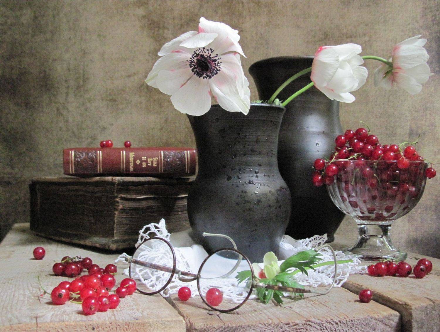 цветы, анемоны, красная смородина, кувшины, книги, очки, салфетка, винтаж, Наталия Тихомирова
