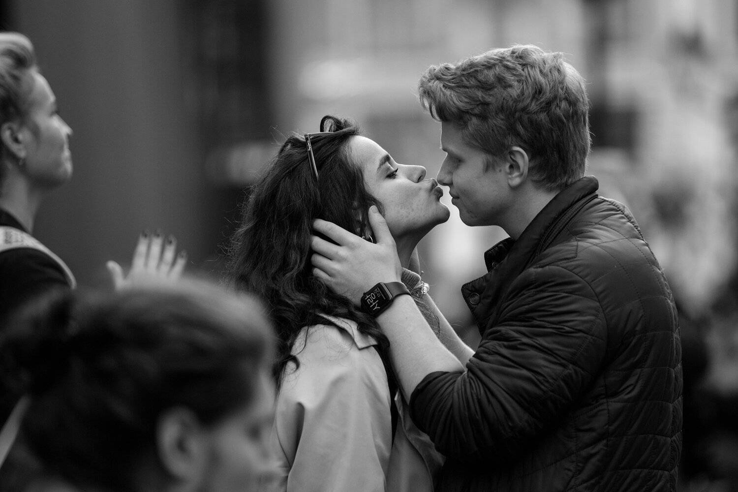 street, bw, kiss, blackwhite, blackandwhite, bnw, blackandwhitephoto, moments, mood, msk, monochrome, moscow, streetphoto, streetlife, streetmoscow, streetbw, people, photography, photo, person, documentary, russia, reportage, Irina Boldina, visual, femal, Ирина Болдина