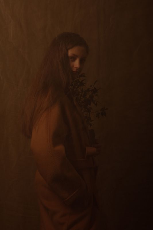 Девушка портрет фотопортрет искоса  фото превью