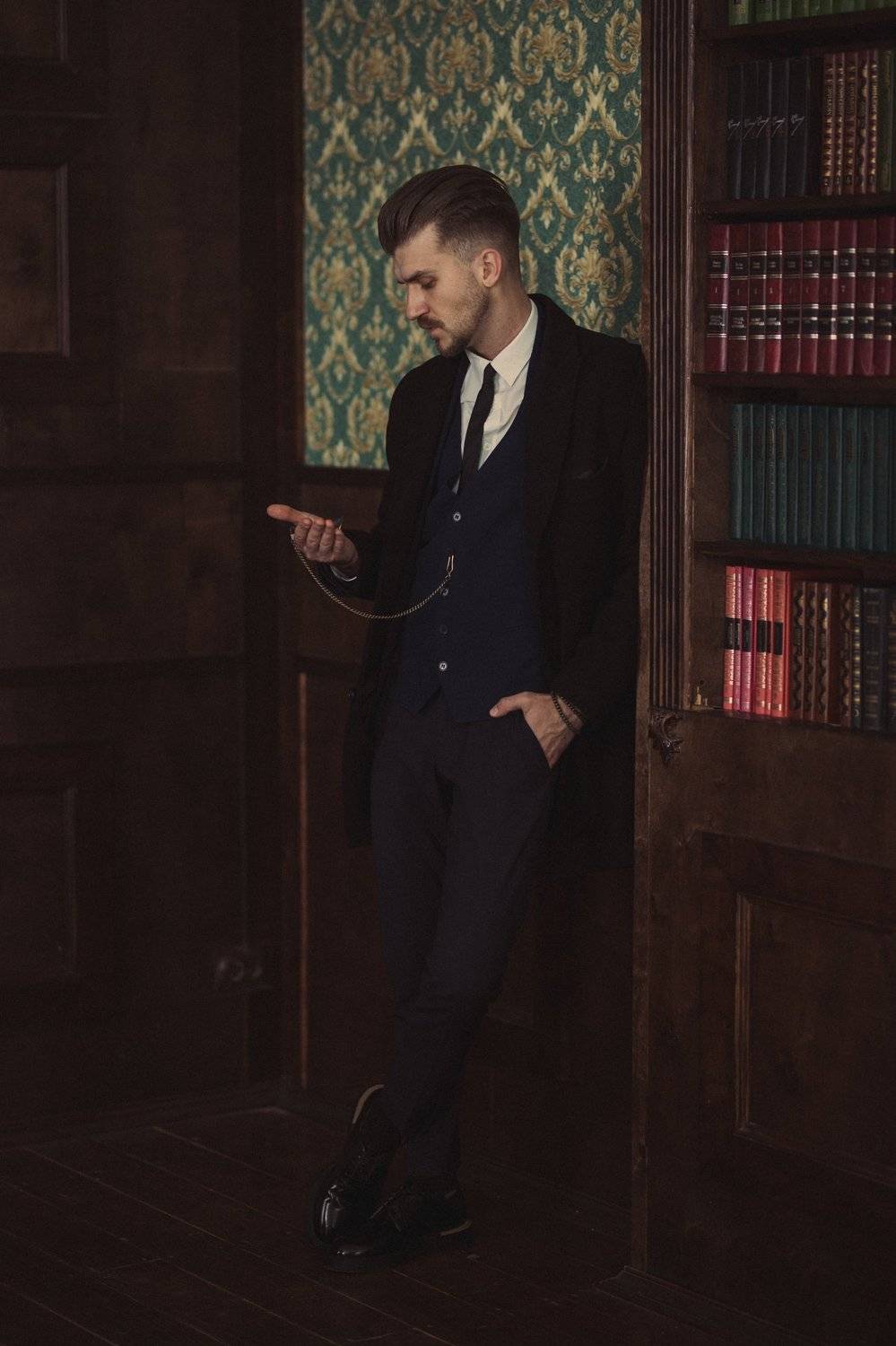 кадр из фильма острые козырьки, постановочное фото, мужчина, портрет, кепки, кино, фильм, сериал, винтаж, Кристина Дугина