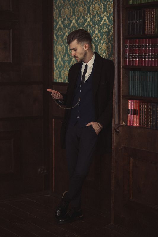 кадр из фильма острые козырьки, постановочное фото, мужчина, портрет, кепки, кино, фильм, сериал, винтаж Ожидание фото превью