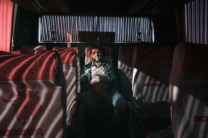 shadows in bus фото превью