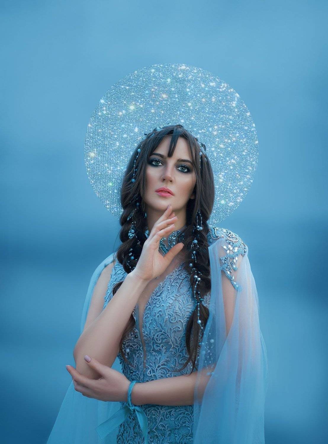 луна, портрет, богиня, сказка, миф, история, нимб, голубой, синий, брюнетка, блёстки, Софья Ознобихина