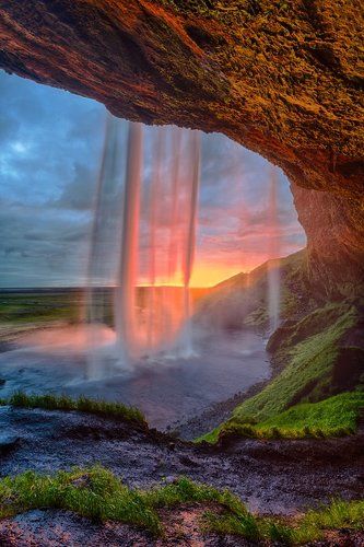 Seljalandfoss в розовом