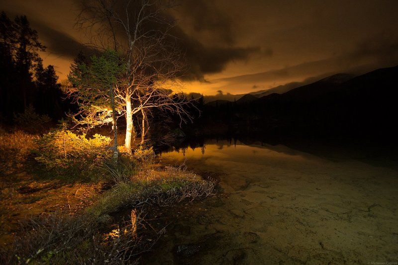 Островок света в ночной тишине. фото превью