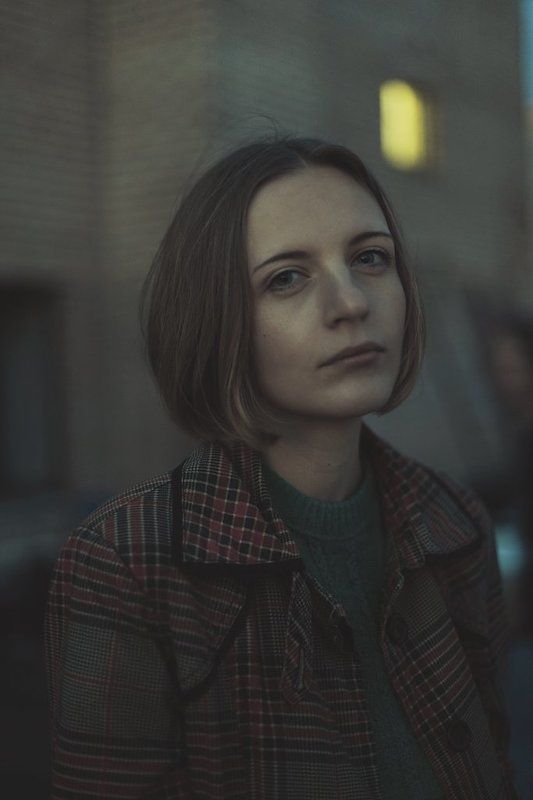 Девушка, Кирпичная стена, Клеточка, Крыша, Окно, Портрет *** фото превью