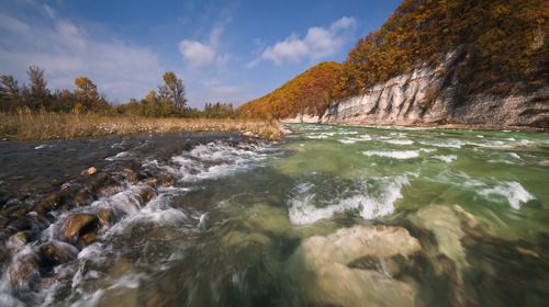 А на том берегу осень разгулялась, И без меры золотом кидалась,  И сорила медью от души…