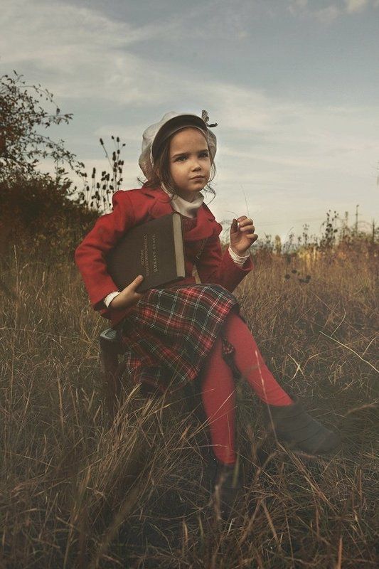 Kid with book фото превью