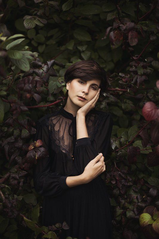 Девушка, Кружева, Листья, Стрижка, Черное платье **** фото превью