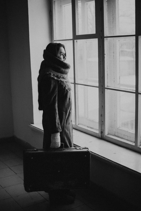 девушка, портрет, вокзал, ожидание, ссср, старое фото, чемодан, винтаж, фото Ожидание... фото превью