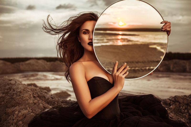 пески, пустыня, зеркало, закат  Солнце в руках фото превью