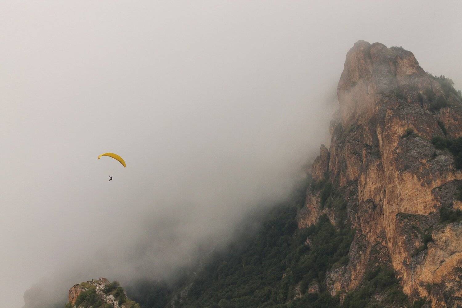 чегем,парапланерист,утро,лето,пейзаж,туман,ущелье,, Marat Magov