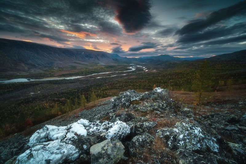 россия, урал, полярный урал, янао, ямал, пейзаж, природа, осень, горы, река, долина, закат, сумерки, тундра, заполярье, поток Осень в Заполярье фото превью