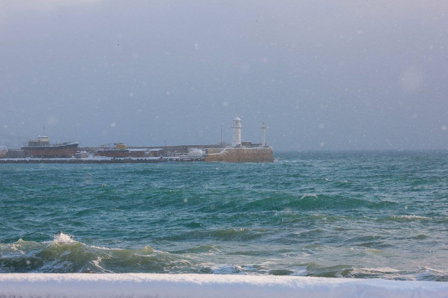 ялта, набережная, крым, зима в ялте, снег, мороз, черное море, ялтинский маяк, маяк, набережная ленина, Serge Titov