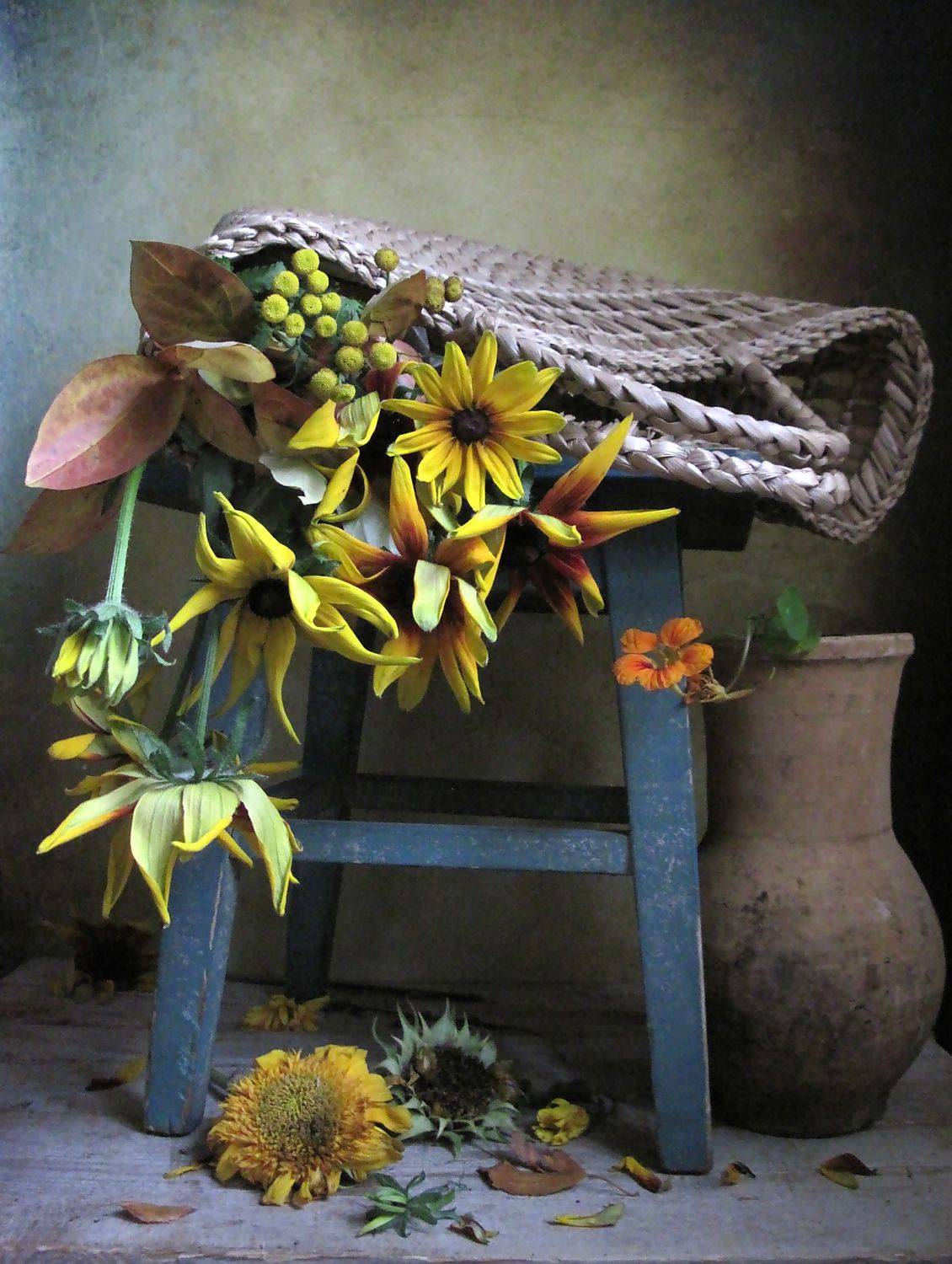 цветы, букет, подсолнухи, рудбекия, топинамбур, настурция, ветка, плетенка, крынка, скамейка, Наталия Тихомирова