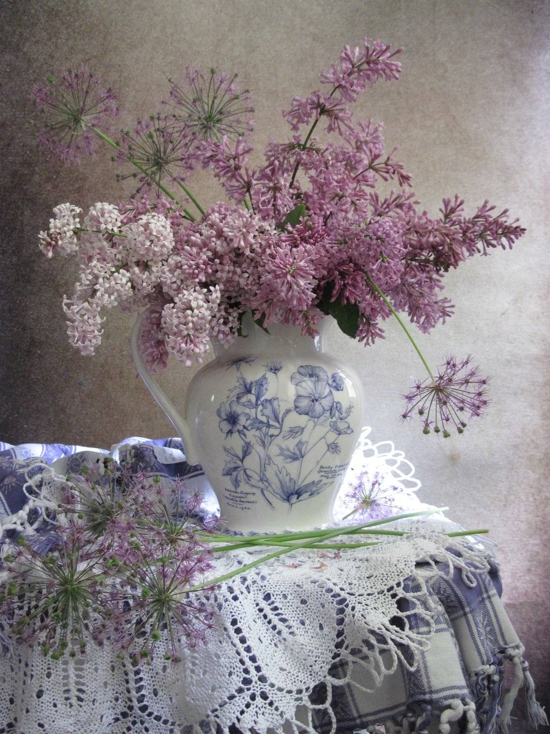 цветы, букет, сирень, агератум, кувшин, салфетка, скатерть, Наталия Тихомирова