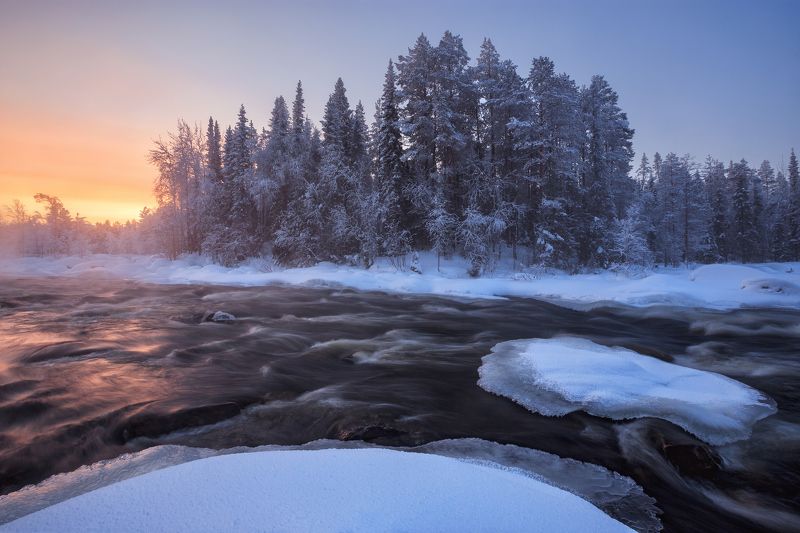 2021, россия, кольский, мурманская область, заполярье, колвица, зима, февраль, пейзаж, снег, деревья, лес, утро, мороз, река, туман, лёд, изморозь, рассвет, небо Тёплый рассвет морозным утром фото превью