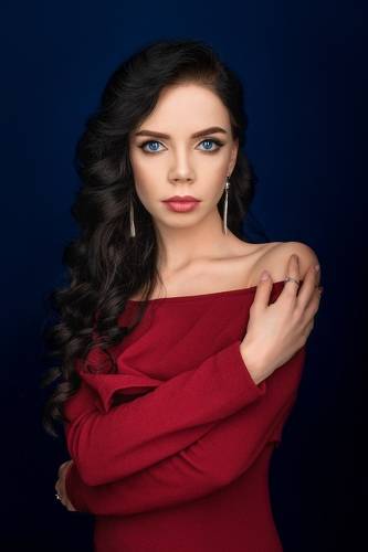 девушка в красном