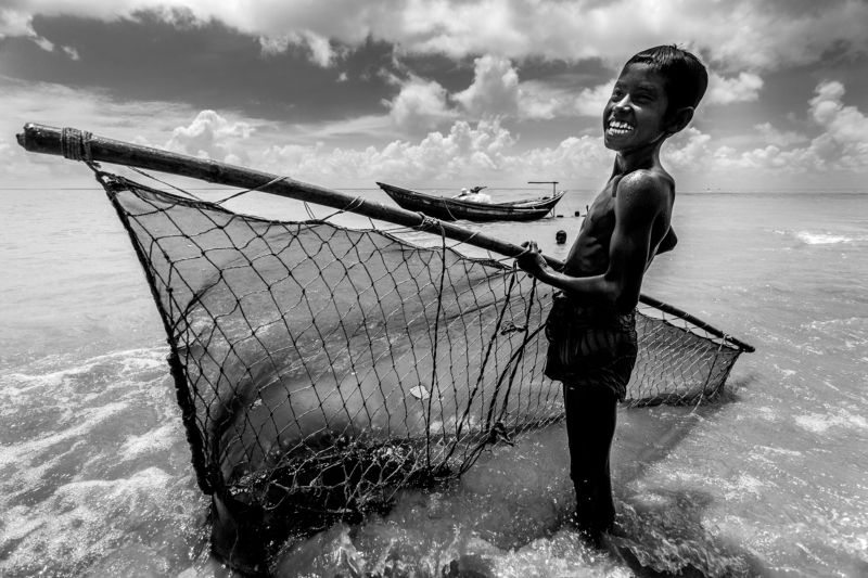 Sea; sea boy; arju; CNRS; TROSA; sky; blue sky; NGO; larvae; Aquatic; bangladesh; costal; boy; onuchcha; jahangir alam; breeding; bhola; chandpur; catching; catchment; catchments child; children; environment; environmental; boat; fisherman; shrimp; baby;  Shrimp larvae (fry) Collector. фото превью