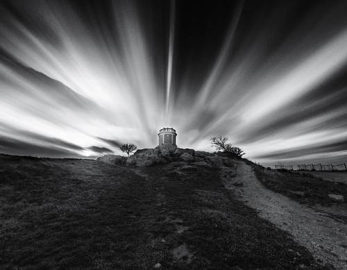 До восхождения священного огня, однажды высеченного из душ героев.