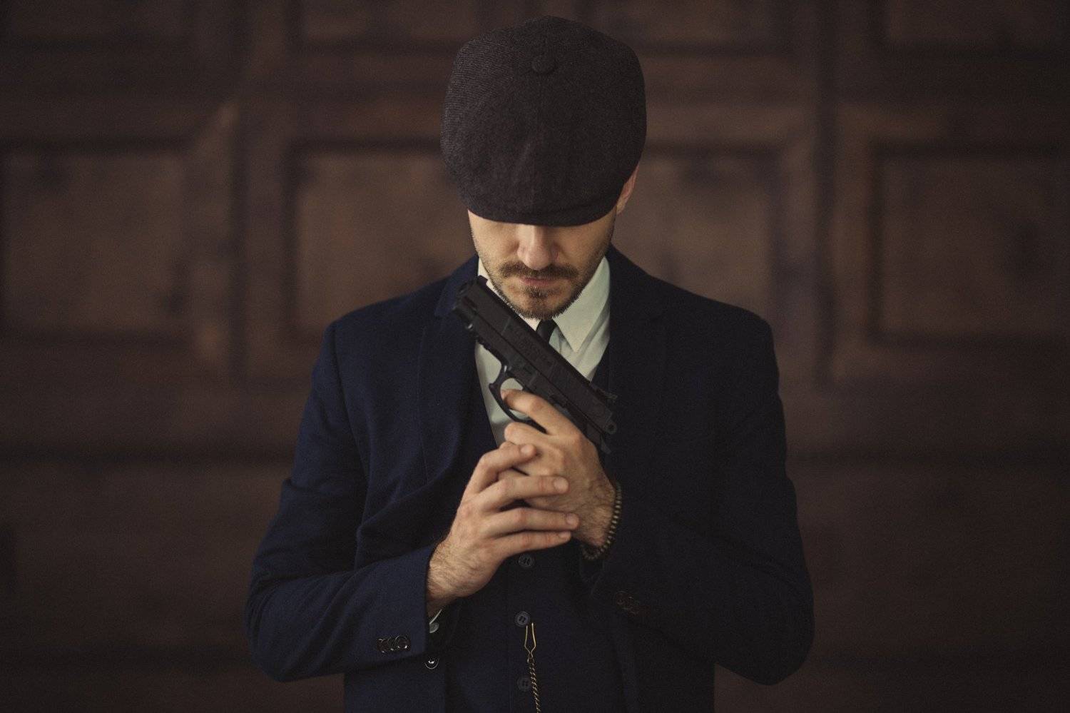 кадр из фильма острые козырьки, постановочное фото, мужчина, портрет, кепки, кино, фильм, сериал, винтаж, Кристина Дугина