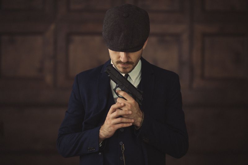 кадр из фильма острые козырьки, постановочное фото, мужчина, портрет, кепки, кино, фильм, сериал, винтаж Смирение фото превью