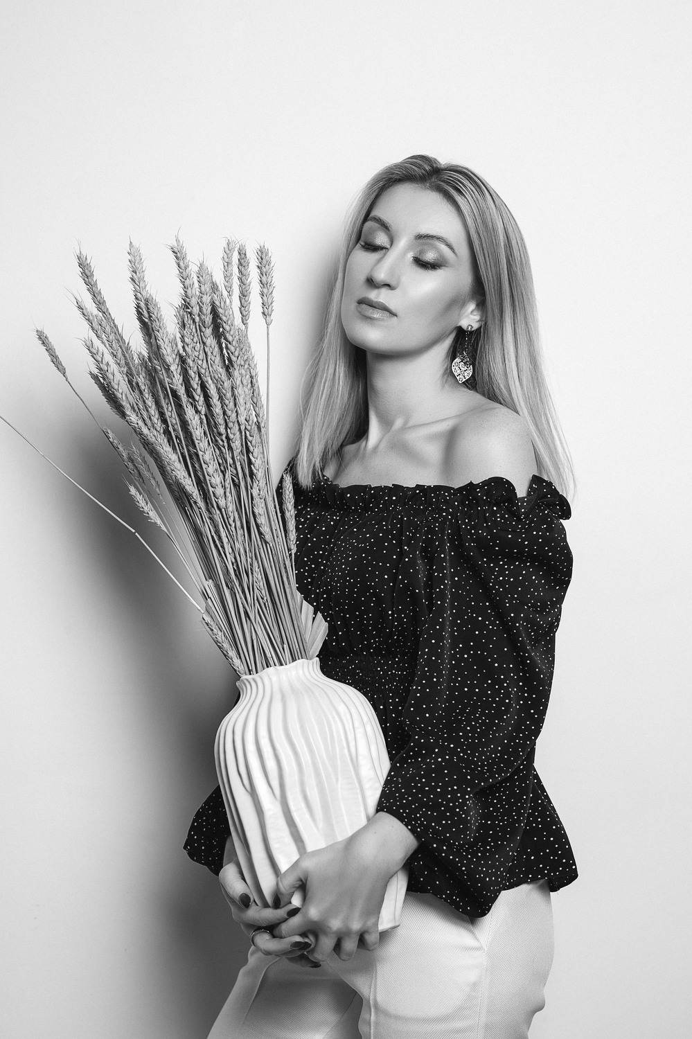 девушка, модель, портрет, фотосессия, макияж, гламур,girl, model, modeling, young, portrait, make-up, glamour, studio, studio shot, чб, чёрно-белое фото, bw, black and white, творческий портрет, женский портрет, постановка, постановочная фотография, Владимир Васильев