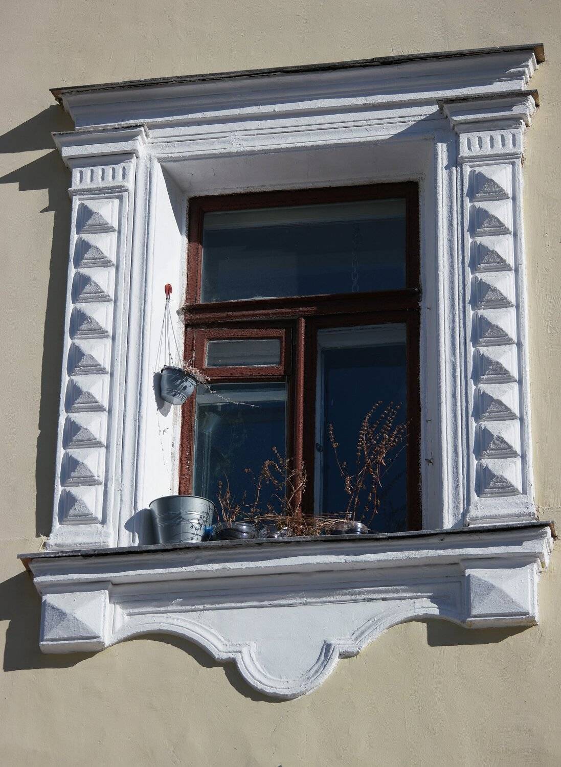 окно, декор, рассада, растения, горшки, ведро, форточка, подоконник, весна, Дмитрий Ткаченко