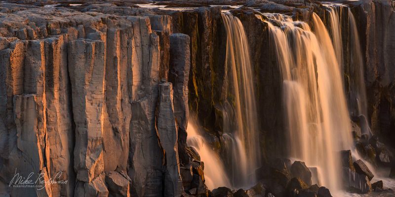 Водопад в вечернем свете фото превью