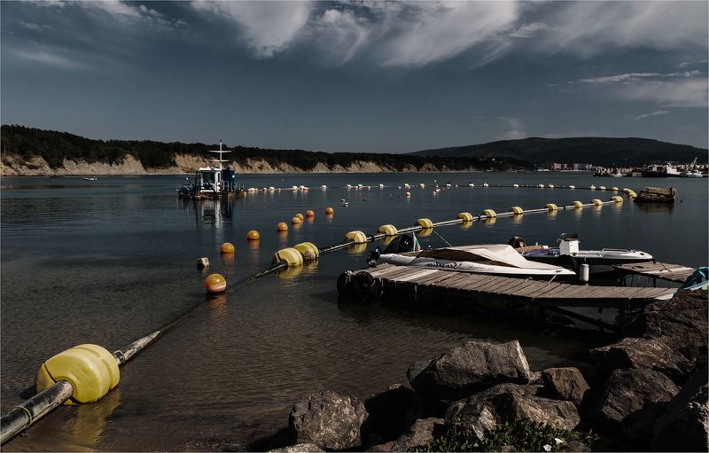 буй, лодки, бухта, пирс, море, небо, облака В тихой болгарской бухте фото превью