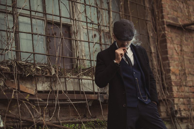 кадр из фильма острые козырьки, постановочное фото, мужчина, портрет, кепки, кино, фильм, сериал, винтаж Привычки фото превью