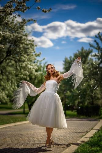 Девушка в саду