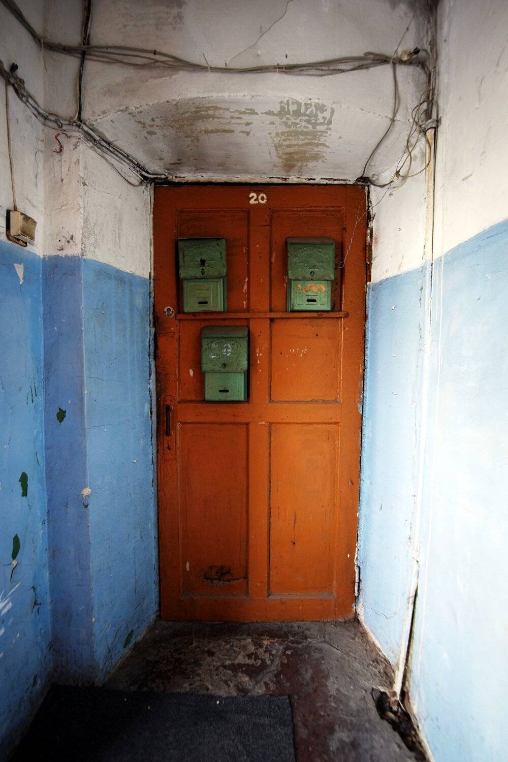 коммуналка, почтовый ящик, дверь, провода, коридор, побелка, 20, старый дом, зелёный, синий, коричневый, белый, Дмитрий Ткаченко