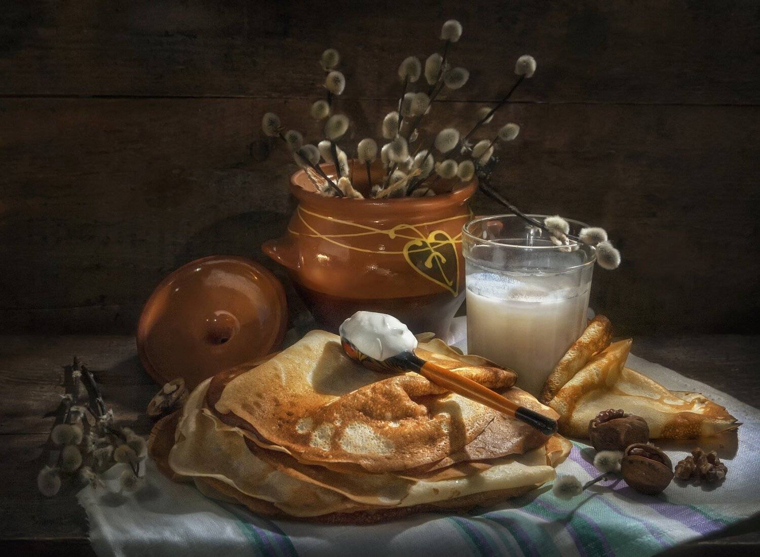 блинчики,горшочек,ложка,сметана,стакан,молоко,вкусные,деревенский,праздник,верба,орехи,тёмный, Владимир Володин