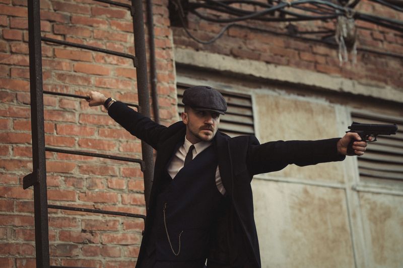 кадр из фильма острые козырьки, постановочное фото, мужчина, портрет, кепки, кино, фильм, сериал, винтаж Погоня фото превью