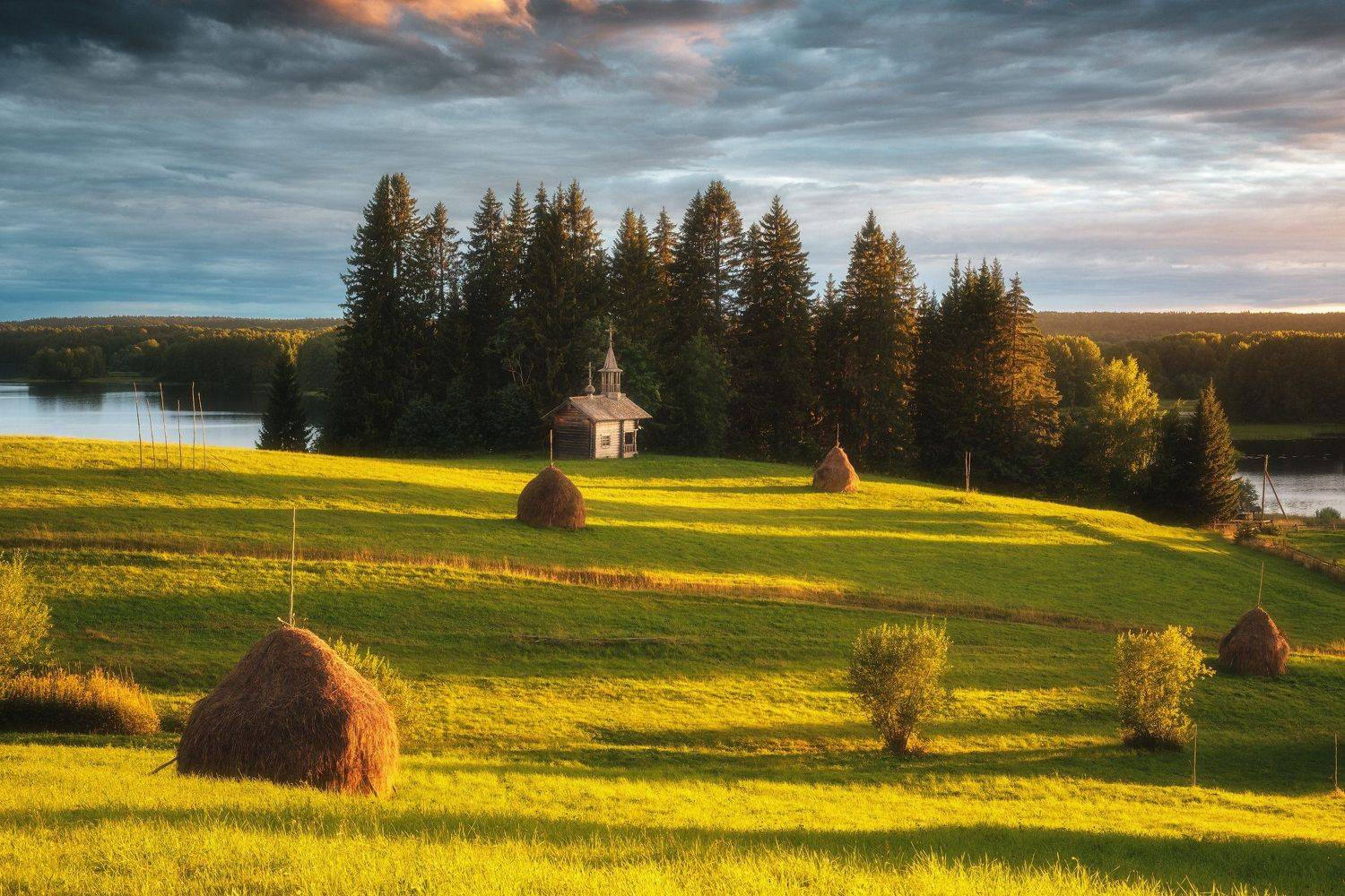 россия, архангельская область, русский север, кенозеро, кенозерье, национальный парк, пейзаж, природа, церковь, озеро, мыза, закат, стог, луг, лето, сенокос, Оборотов Алексей