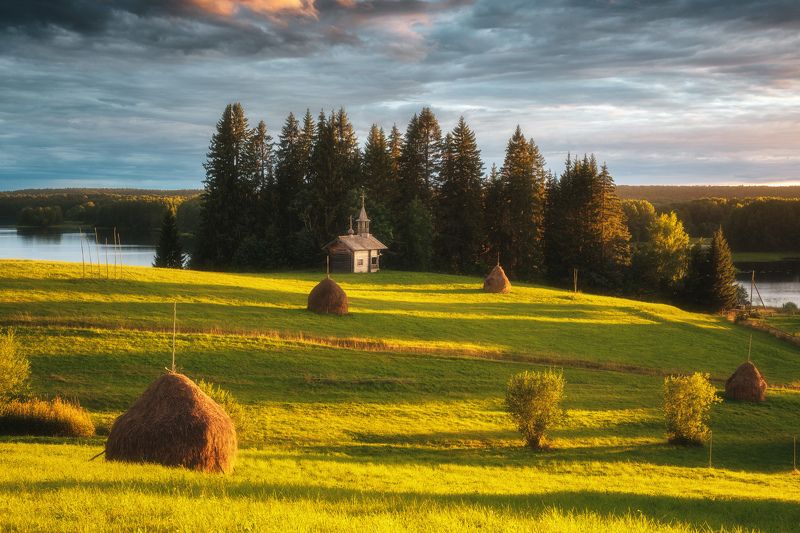 россия, архангельская область, русский север, кенозеро, кенозерье, национальный парк, пейзаж, природа, церковь, озеро, мыза, закат, стог, луг, лето, сенокос Кенозерская пастораль фото превью