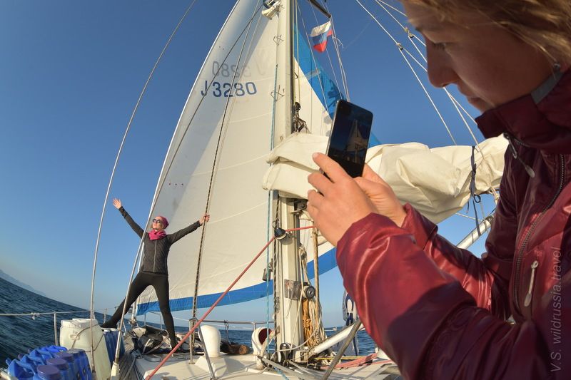 Курилы, Курильские острова, Камчатка, экспедиция, шагнивнеизведанное, путешествие, яхта, девушка, парус, айфон Яхтенная экспедиция на Северные Курилы (из альбома, август 2020 г) фото превью